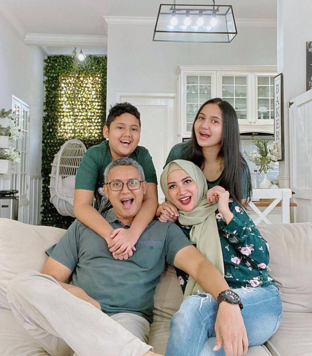 Natalie Sarah dan keluarga (instagram.com/natalie_sarahs)