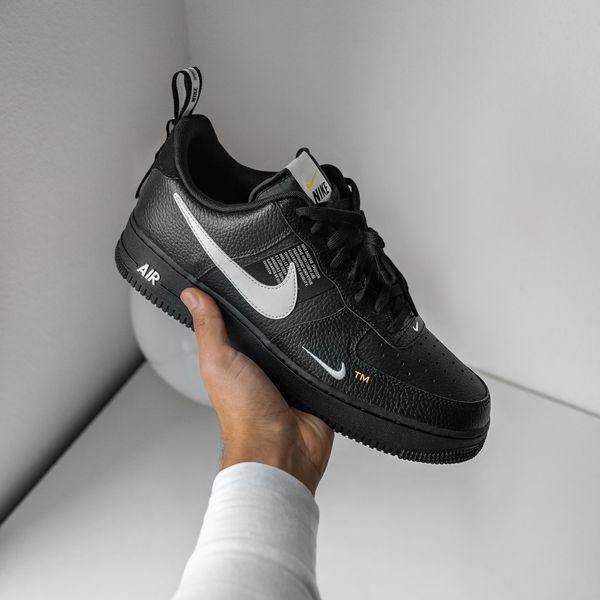 Ilustrasi sneakers (unsplash/Andres Jasso)