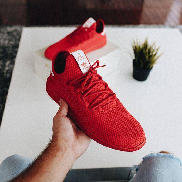 Ilustrasi sneakers BNWB (unsplash/Matthew Hamilton)