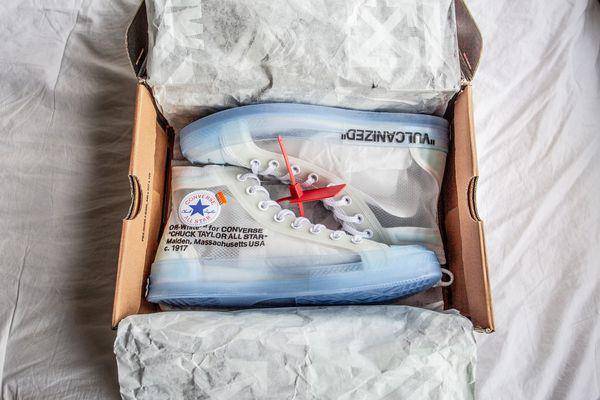 Ilustrasi sneakers BNOB (unsplash/Chris Henry)