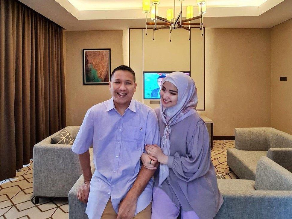 Hampir 6 Tahun Menikah, 10 Potret Keromantisan Winda Khair dan Suami