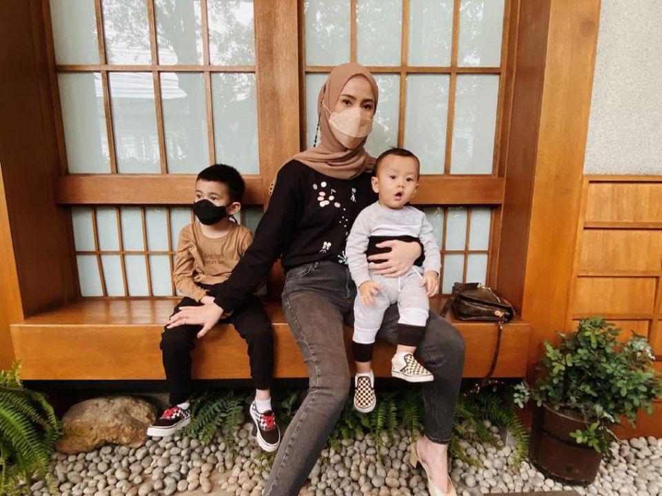 Hamil Anak ke-3, 10 Potret Telaten Cynthia Ramlan saat Momong Anak