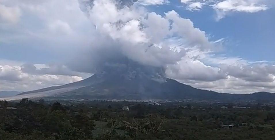 Sinabung Erupsi, Lontarkan Abu Vulkanik Setinggi 4.500 Meter