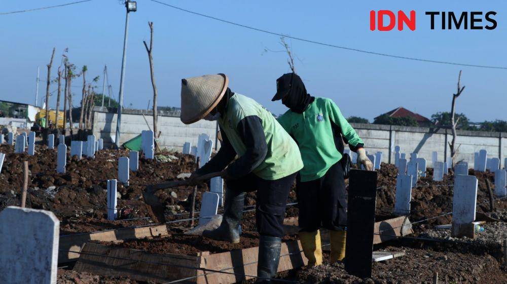 Suasana TPU Rorotan, Jakarta Utara. (IDN Times/Athif Aiman)