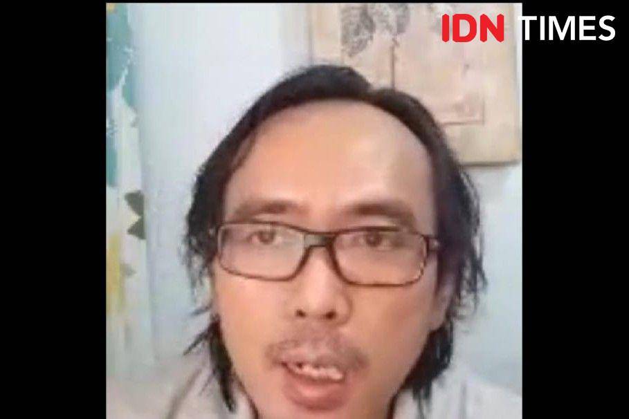 Inisiator LaporCovid-19 Ahmad Arif dalam program live instagram IDN Times bertajuk "Jakarta Darurat Kematian Pasien Isoman", Rabu (28/7/2021). (IDN Times/Lia Hutasoit)
