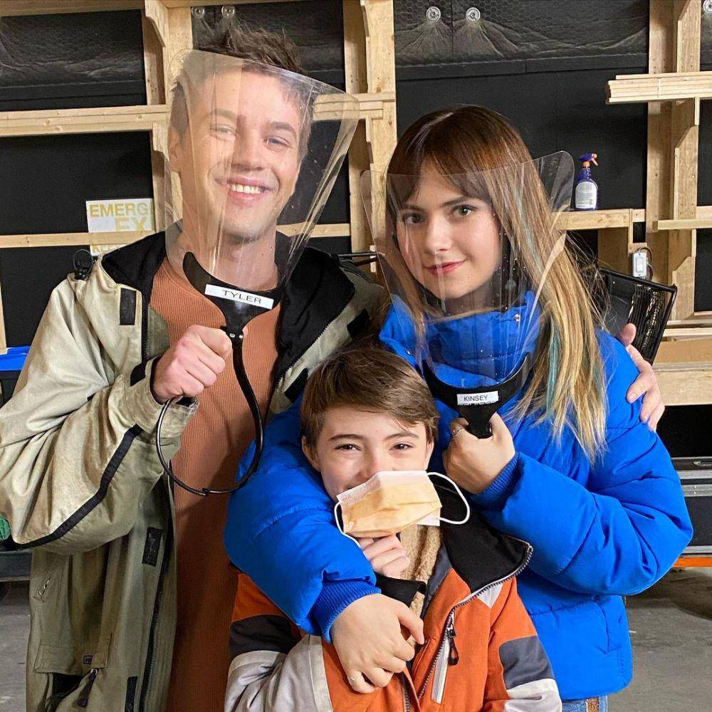 Connor Jessup, Jackson Robert Scott, dan Emilia Jones saat syuting Locke and Key 2. (instagram.com/connorwjessup)