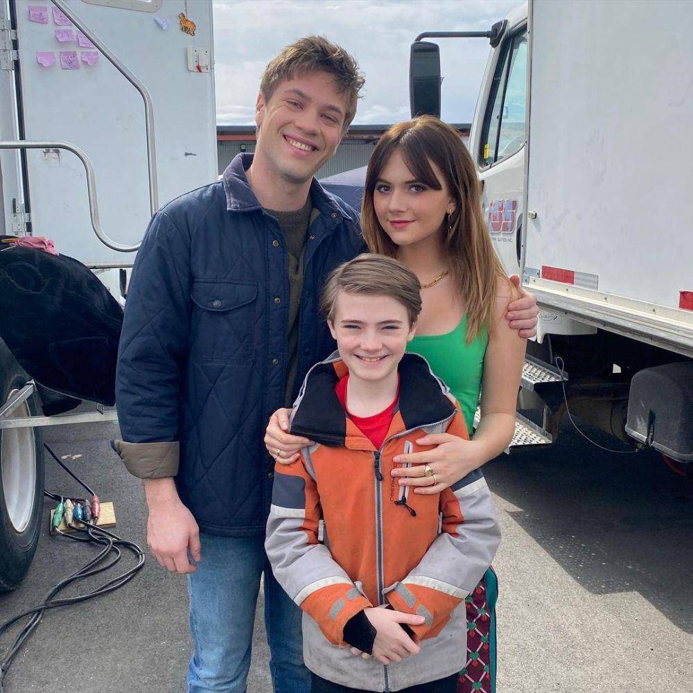 Connor Jessup, Jackson Robert Scott, dan Emilia Jones saat syuting serial Locke and Key 3. (instagram.com/connorwjessup)