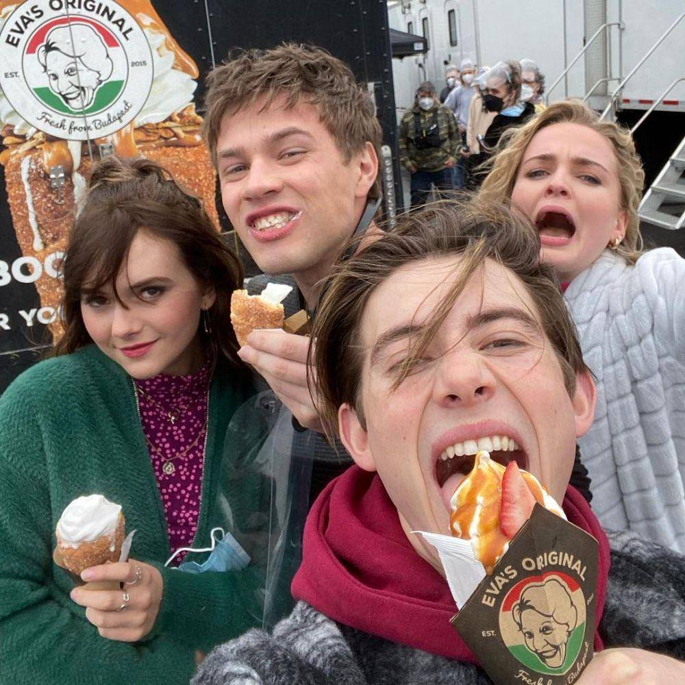 Emilia Jones , Connor Jessup, JGriffin Gluck, dan Hallea Jones (instagram.com/connorwjessup)