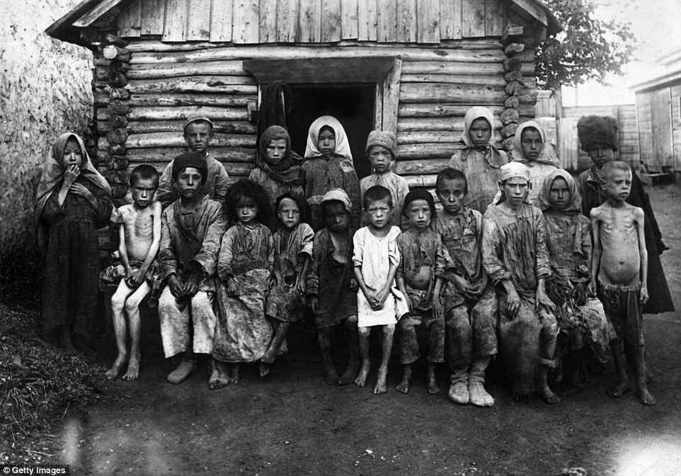 kelaparan di Rusia tahun 1921 (dailymail.co.uk)