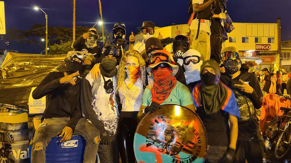 Rebecca Sprößer saat mengikuti demonstrasi di Cali, Kolombia. (twitter.com/Luar5901)