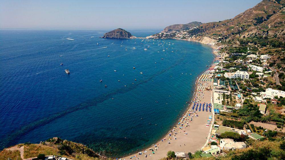 Pantai Maronti, Ischia (unsplash.com/Giovanni Di Meglio)