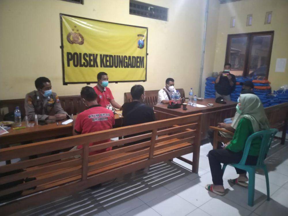 Orangtua Ayu Ting Ting saat berkunjung ke Mapolsek Kedungadem, Bojonegoro. Dok Polsek Kedungadem