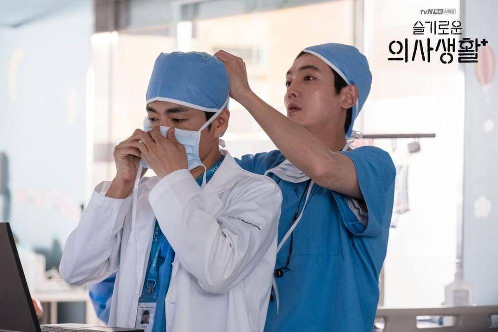 Jung Kyung Ho dan Jung Moon Sung di Hospital Playlist. (instagram.com/hospitalplaylist_official)