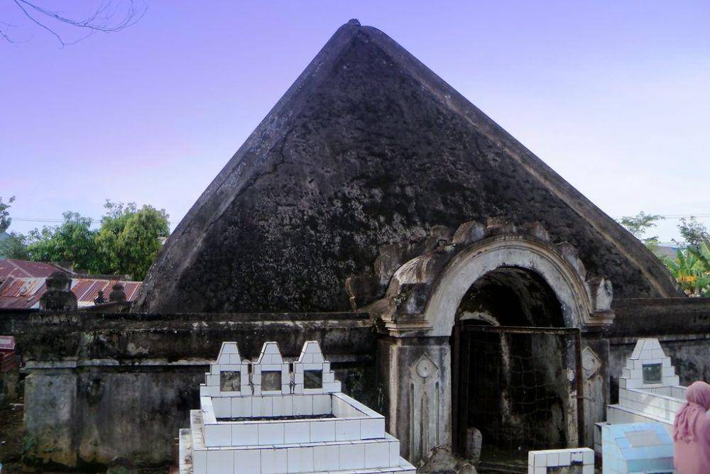 Makam Lokkoe (triptrus.com)
