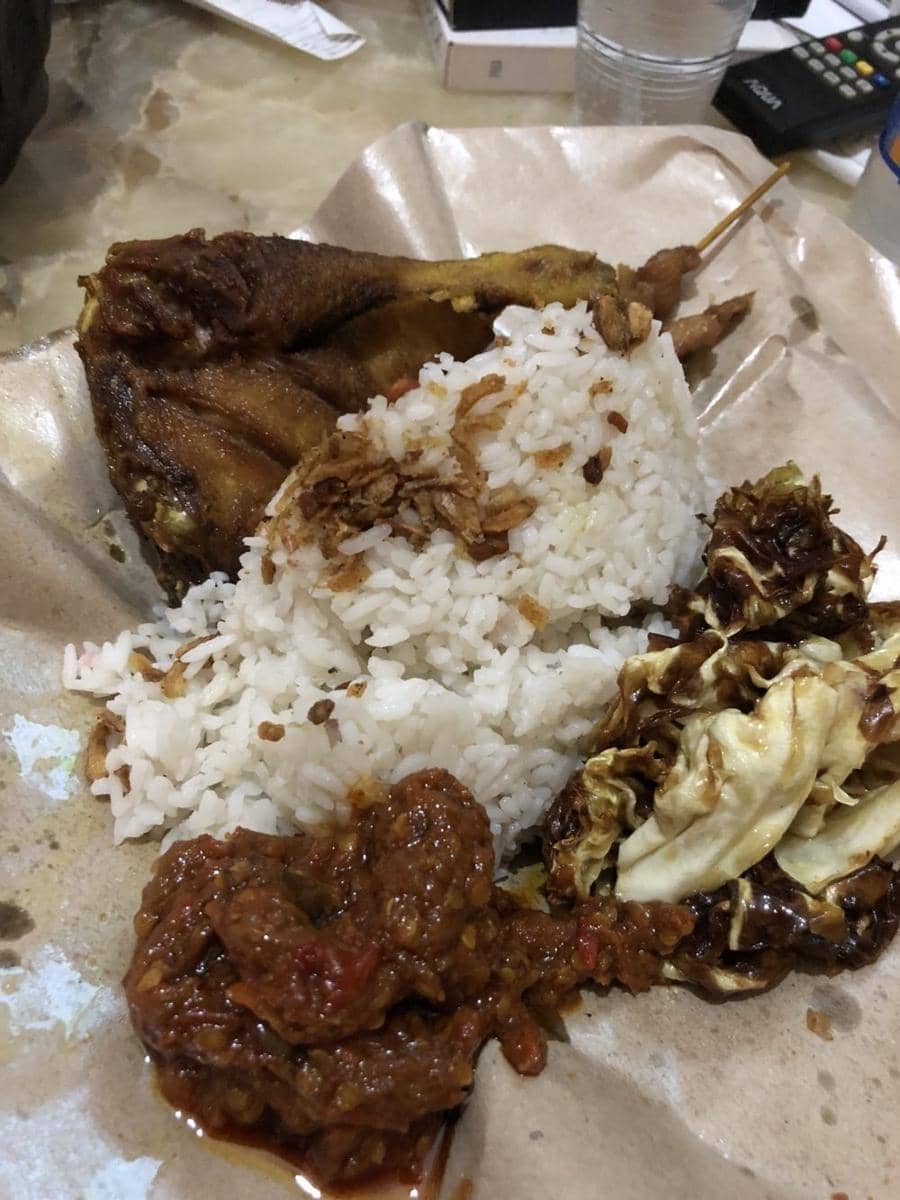 nasi uduk ibu yoyo (Twitter.com/makmummasjid)