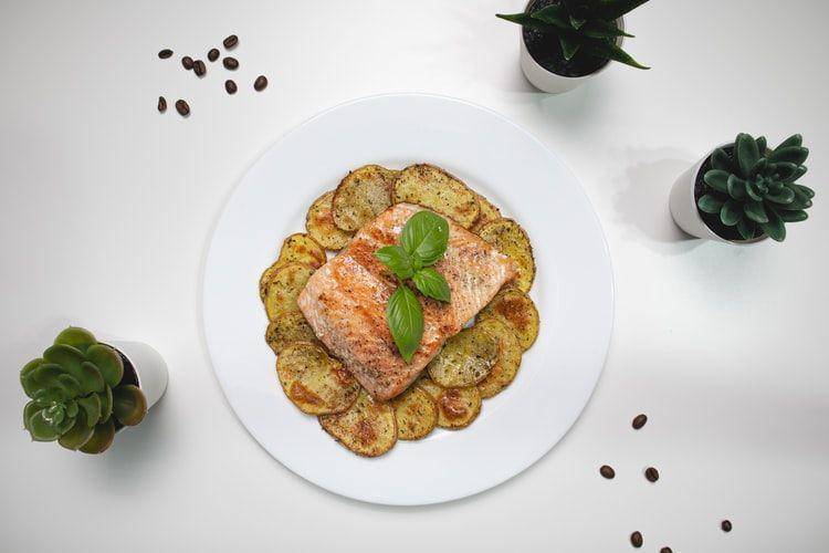 ilustrasi pan fried fish (unsplash.com/Homescreenify)