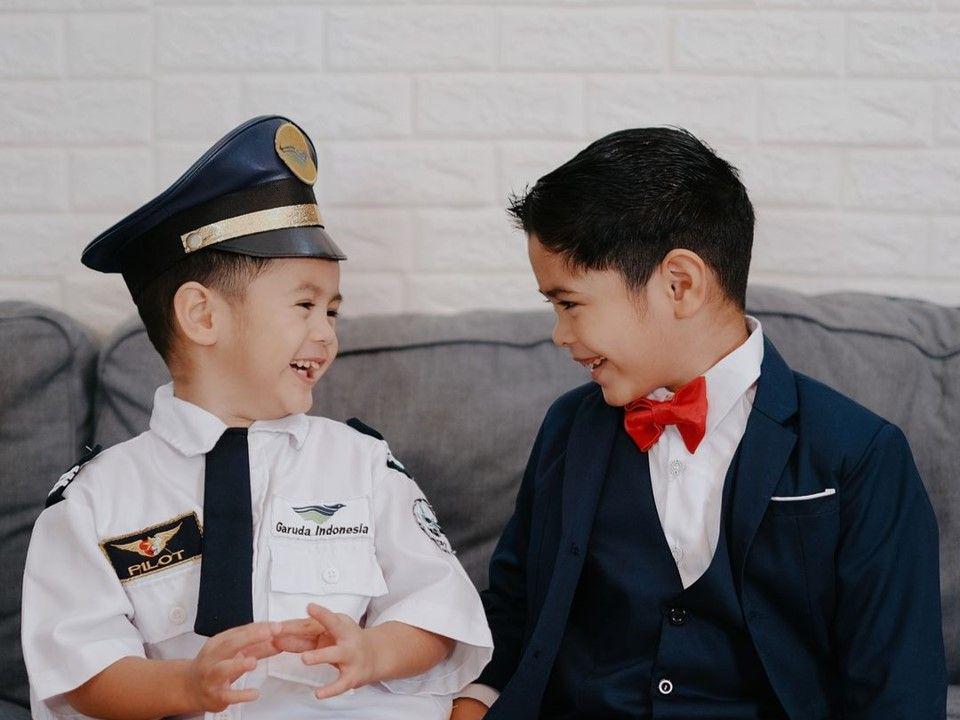 10 Potret Anak Dude Harlino saat Kenakan Seragam Pilot, Siap Terbang!