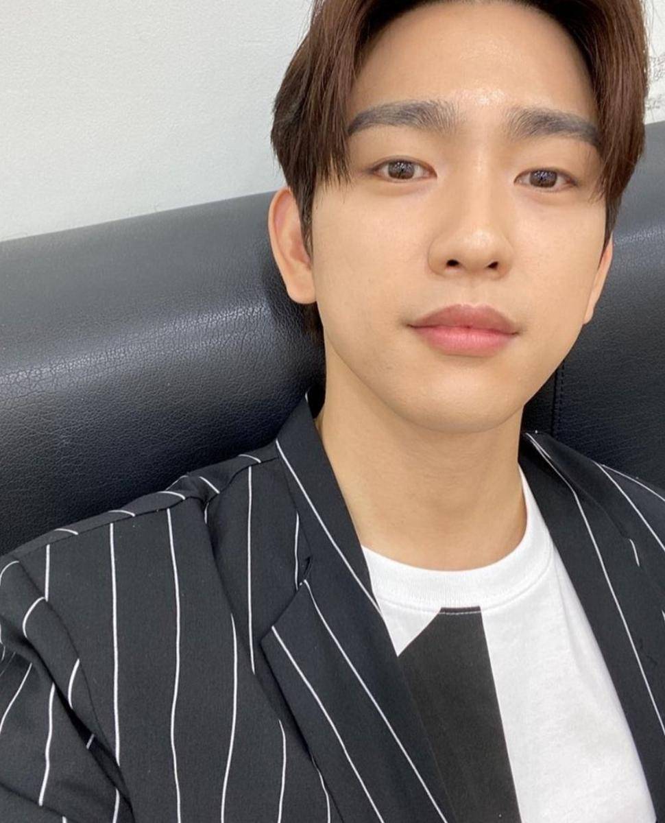 Jinyoung (instagram.com/jinyoung_0922jy)