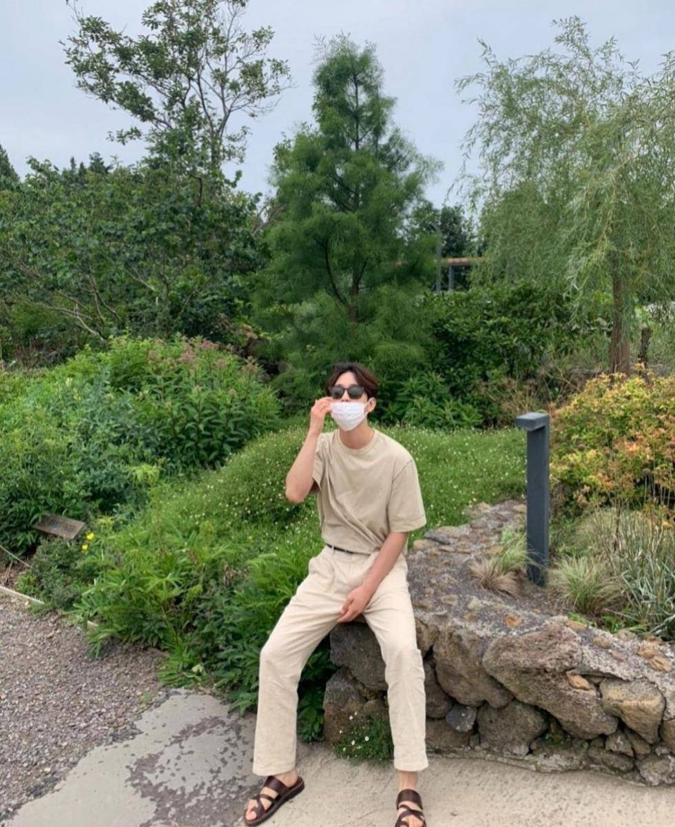 Jinyoung (instagram.com/jinyoung_0922jy)