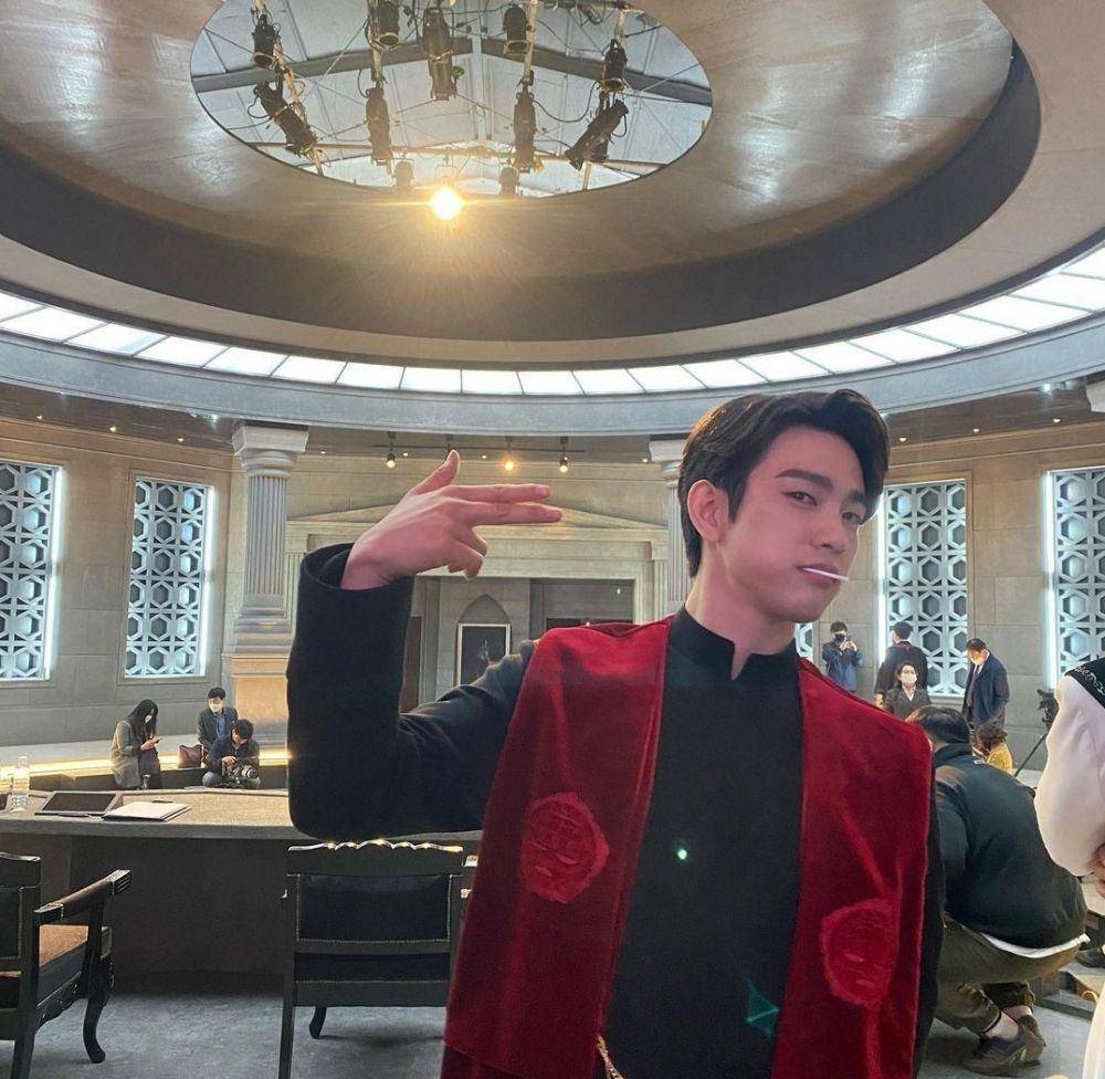 Jinyoung (instagram.com/jinyoung_0922jy)