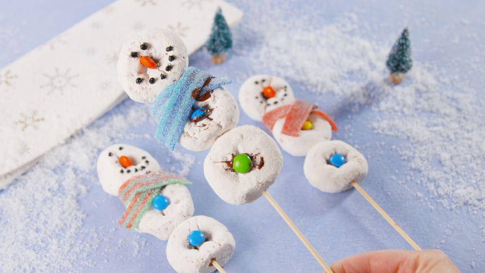 ilustrasi snowman doughnut (delish.com/Alexa Payesko)