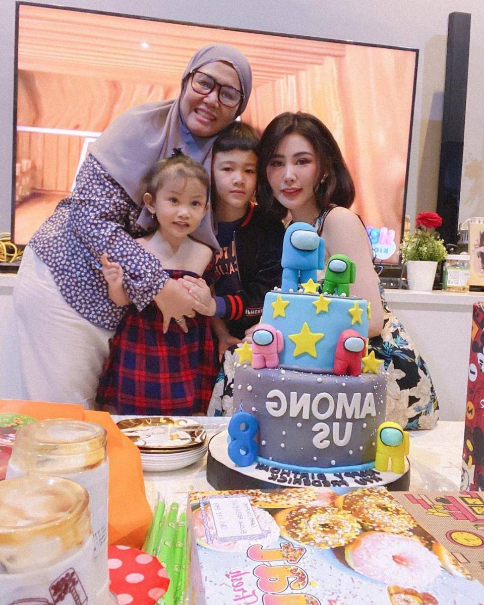 Emily Young bersama mama dan anaknya (instagram.com/emilyyoungryu)