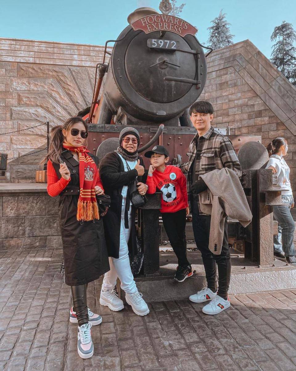 Emily Young bersama mama dan anaknya (instagram.com/emilyyoungryu)