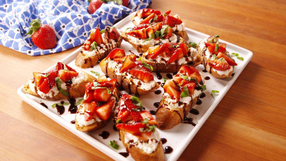 ilustrasi strawberry bruschetta (delish.com/John Komar)