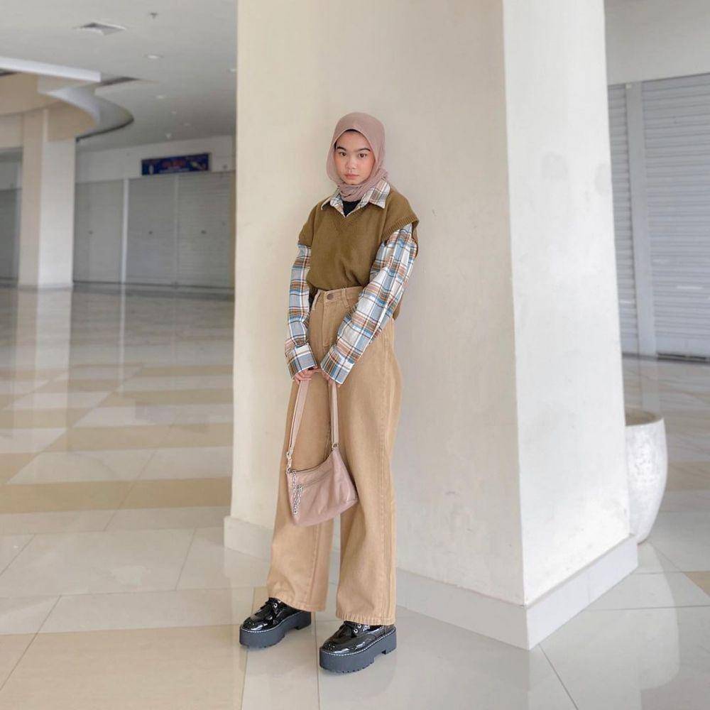 potret padu padan vest ala Nola Clara (instagram.com/nolaclr.a)