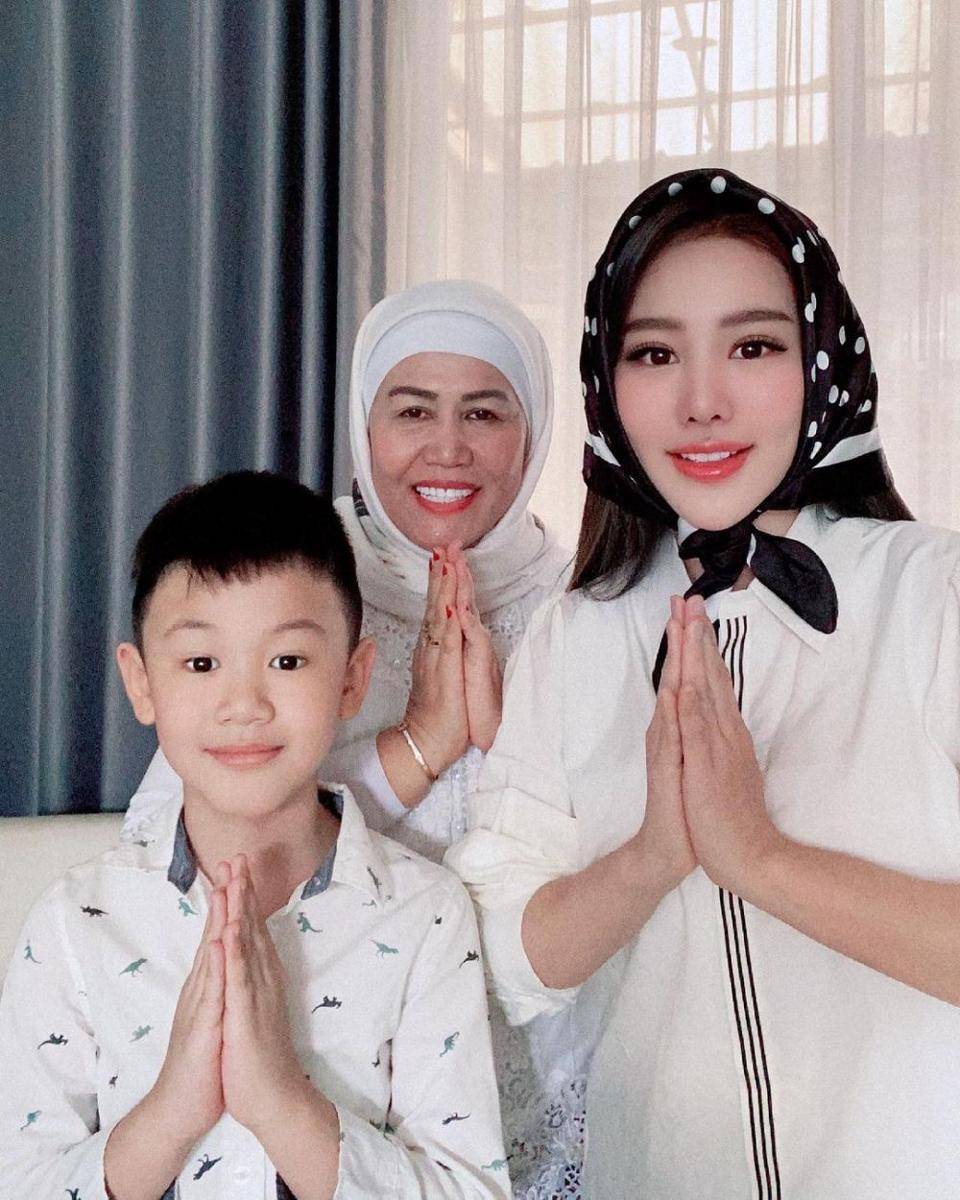 Emily Young bersama mama dan anaknya (instagram.com/emilyyoungryu)