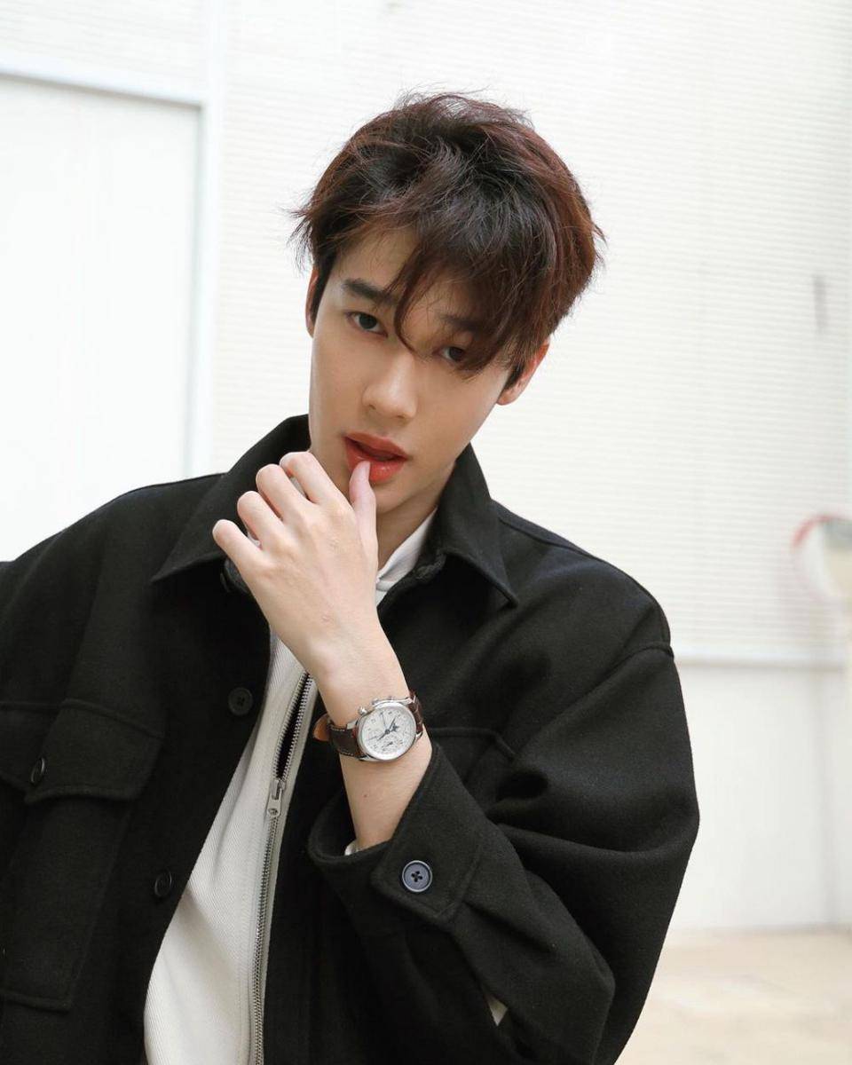 potret Dew Jirawat, aktor GMMTV dengan tinggi badan 190 cm (instagram.com/dew_jsu)