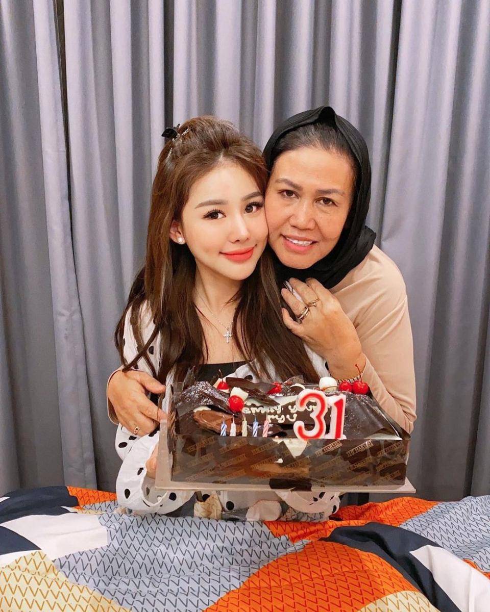 Emily Young dan mamanya (instagram.com/emilyyoungryu)