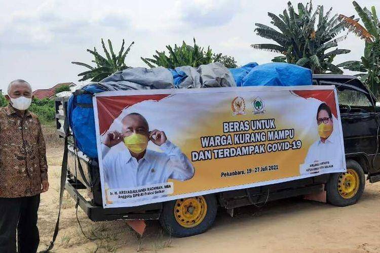 Anggota DPR fraksi Golkar Arsyadjuliandi Rachman memborong beras hasil panen padi para petani di Kecamatan Bunga Raya, Kabupaten Siak, Provinsi Riau (dok:istimewa)