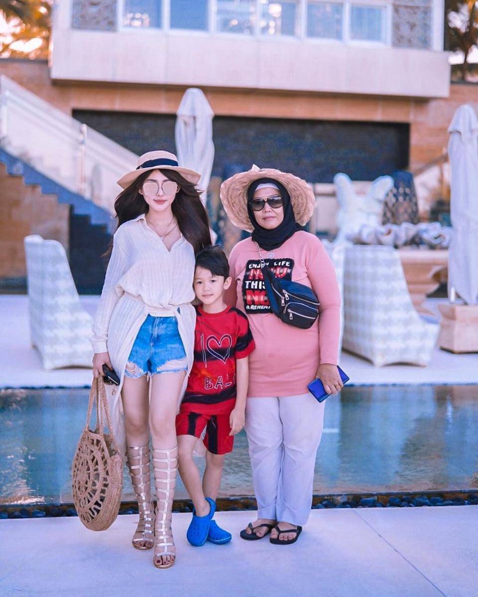 Emily Young bersama mama dan anaknya (instagram.com/emilyyoungryu)