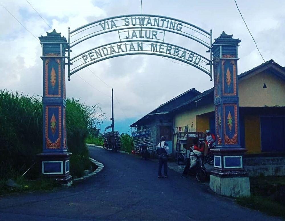 gerbang pendakian Merbabu via Suwanting (instagram.com/basecamp_merbabu_via_suwanting)