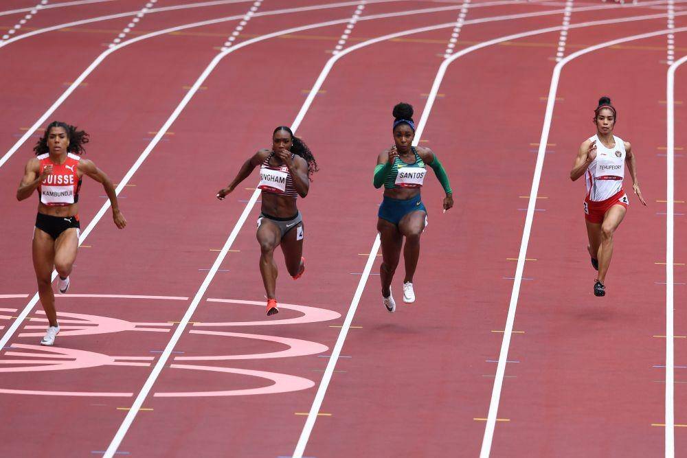 Sprinter Indonesia Alvin Tehupeiory (kanan) gagal di babak pertama 100 meter putri cabang atletik Olimpiade Tokyo 2020 dengan catatan waktu 11,92 detik. (ANTARA/Sigid Kurniawan/wsj).