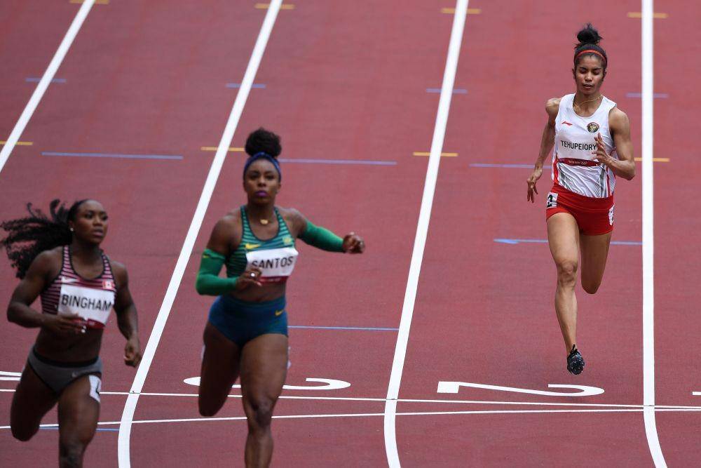 Sprinter Indonesia Alvin Tehupeiory (kanan) gagal di babak pertama 100 meter putri cabang atletik Olimpiade Tokyo 2020 dengan catatan waktu 11,92 detik. ANTARA/Sigid Kurniawan/wsj.