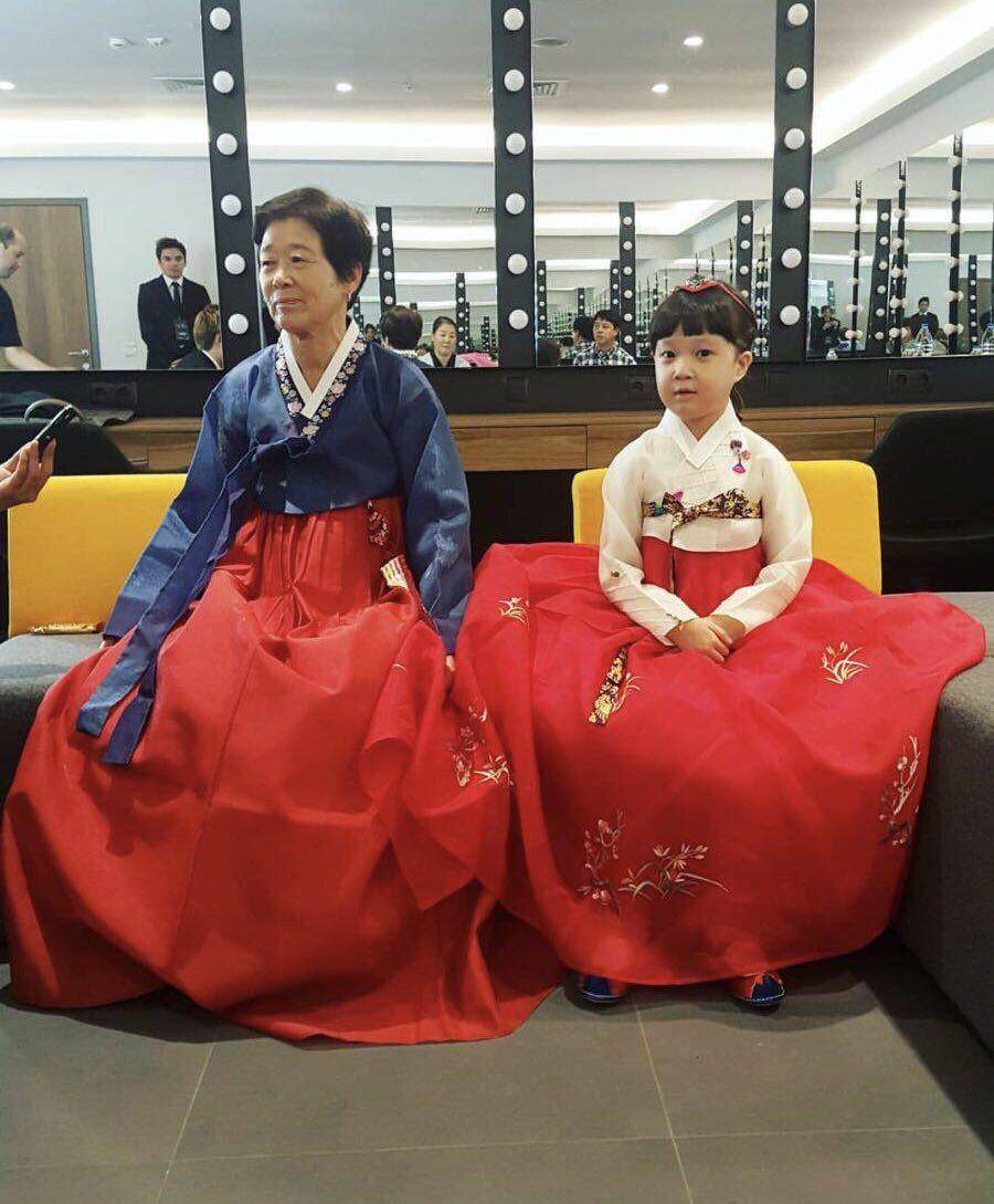 Kim Eunja, Ayla di dunia nyata dengan Kim Seol, pemeran Ayla. (twitter.com/filmi_ayla)