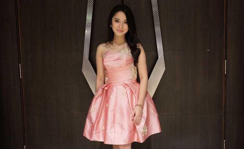 Lulus Yudisium, 10 Potret Nimaz Dewantary yang Meraih Gelar S2