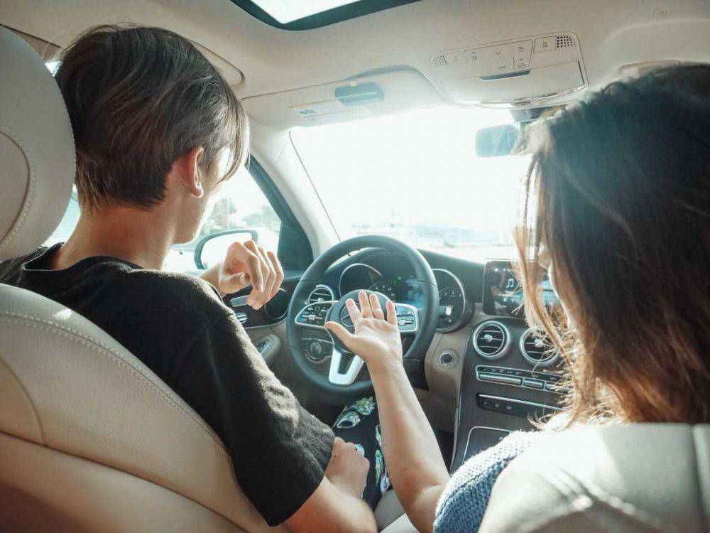 ilustrasi belajar menyetir mobil (pexels.com/Kindel Media)