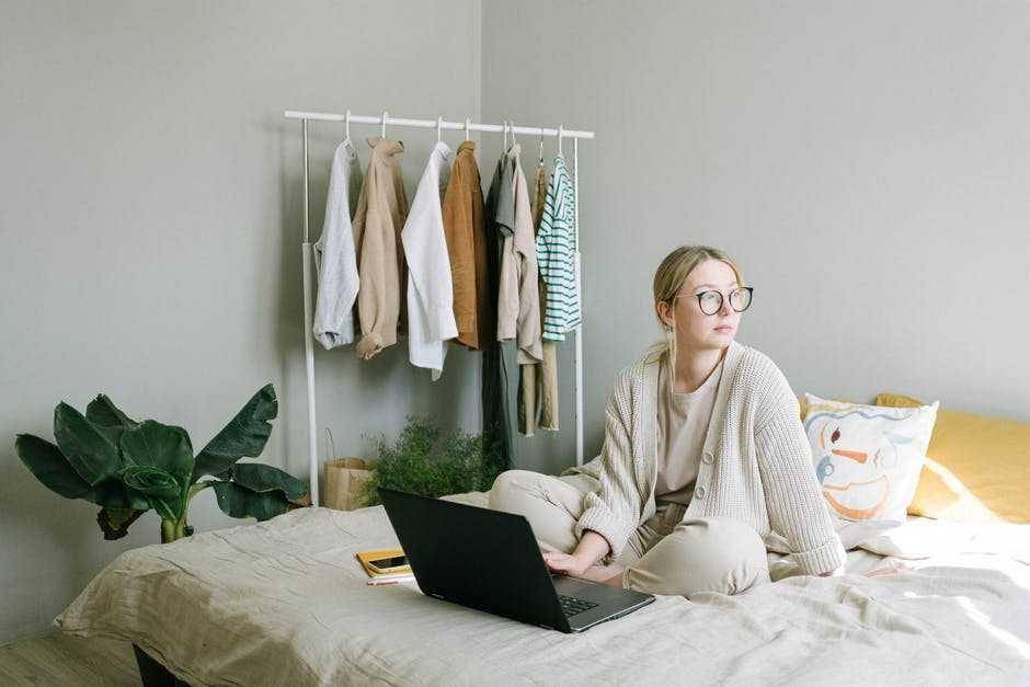 perempuan sedang duduk (pexels.com/@Ivan Samkov)