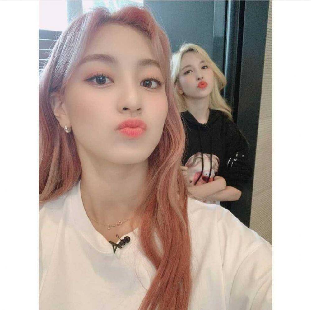 Jihyo dan Mina TWICE (instagram.com/twicetagram)