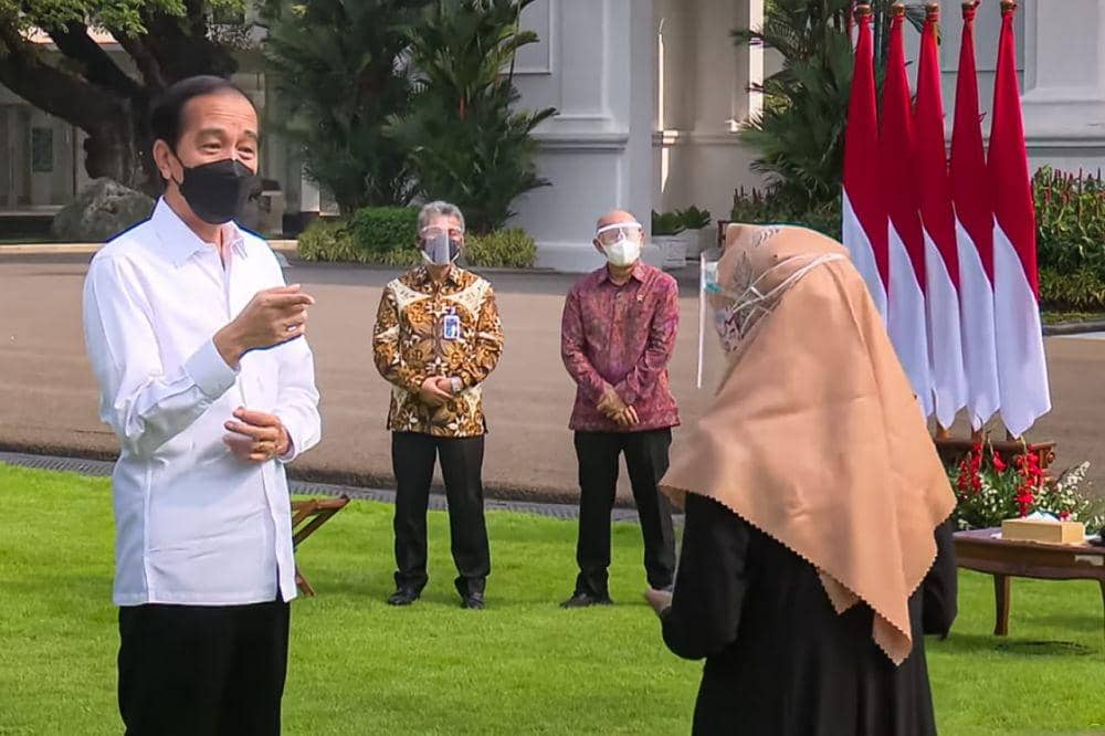 Direktur Utama BRI Sunarso saat mendampingi Presiden Republik Indonesia Joko Widodo dalam acara penyerahan Bantuan Produktif Usaha Mikro (BPUM) di Istana Kepresidenan, Jakarta, Jumat (30/7/2021). (Dok. BRI)