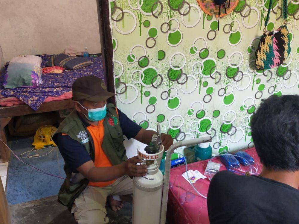 LPBI-NU Kabupaten Mojokerto saat menyerahkan tabung oksigen di slaah satu rumah warga. IDN Times/Dok Relawan LPBI-NU