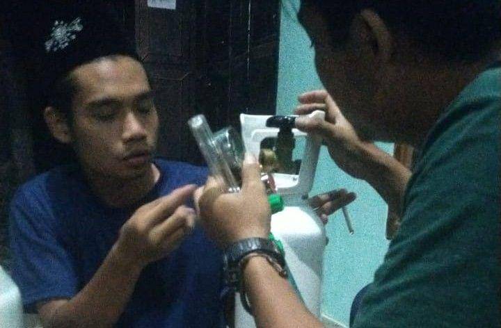 Relawan LPBI-NU saat membantu pemasangan tabung oksigen yang didistribusikan. IDN Times/Dok LPBI-NU Kabupaten Mojokerto.