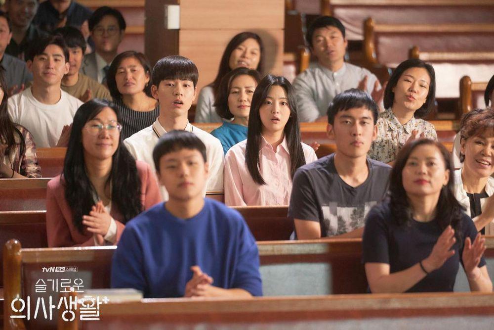 Bae Hyun Sung dan Cho Yi Hyun di Hospital Playlist. (instagram.com/hospitalplaylist_official)