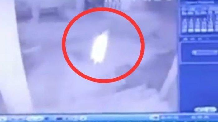 Viral! Penampakan Sosok Mirip Kuntilanak Gedor Rumah Warga Batubara