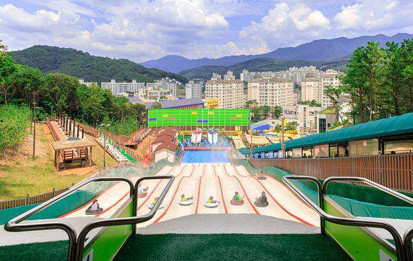 potret Four Seasons Sledding Range di dalam kompleks Namyangju Children Vision Center (ncuc.or.kr)
