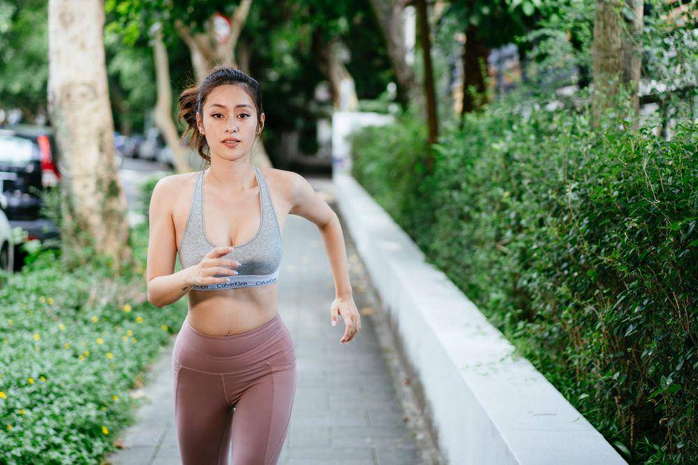 Ilustrasi seorang wanita sedang jogging (Pexels.com/Paul Sky)