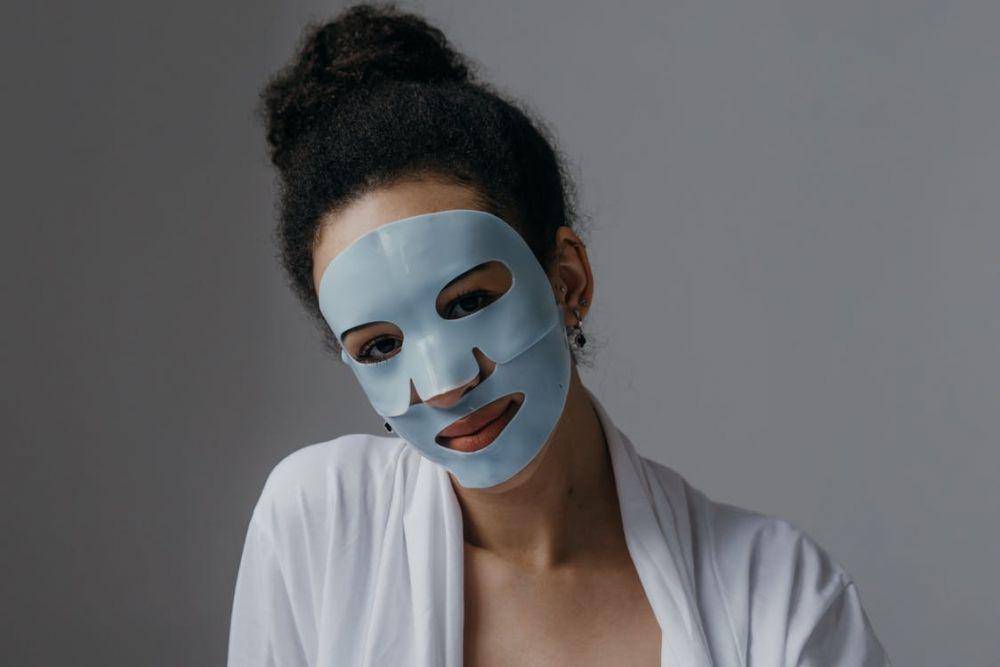 Ilustrasi seorang wanita menggunakan masker wajah (Pexels.com/Polina Kovaleva)